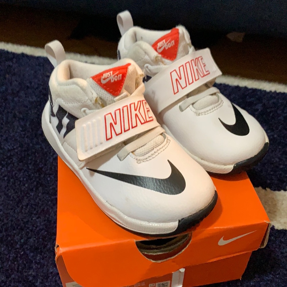 Nike Team Hustle D 8